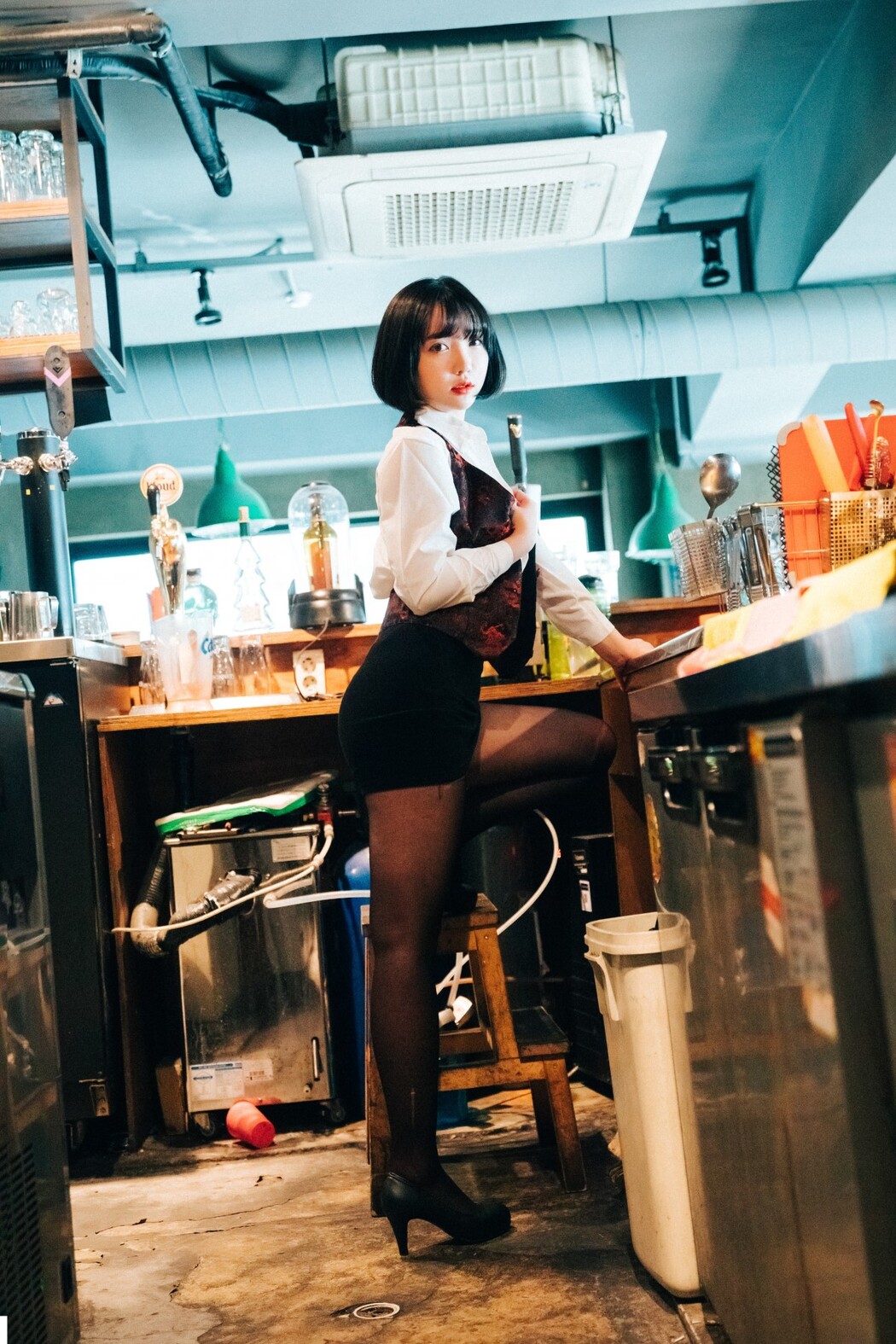 Loozy Son Ye-Eun 손예은 – Tainted Love Bar