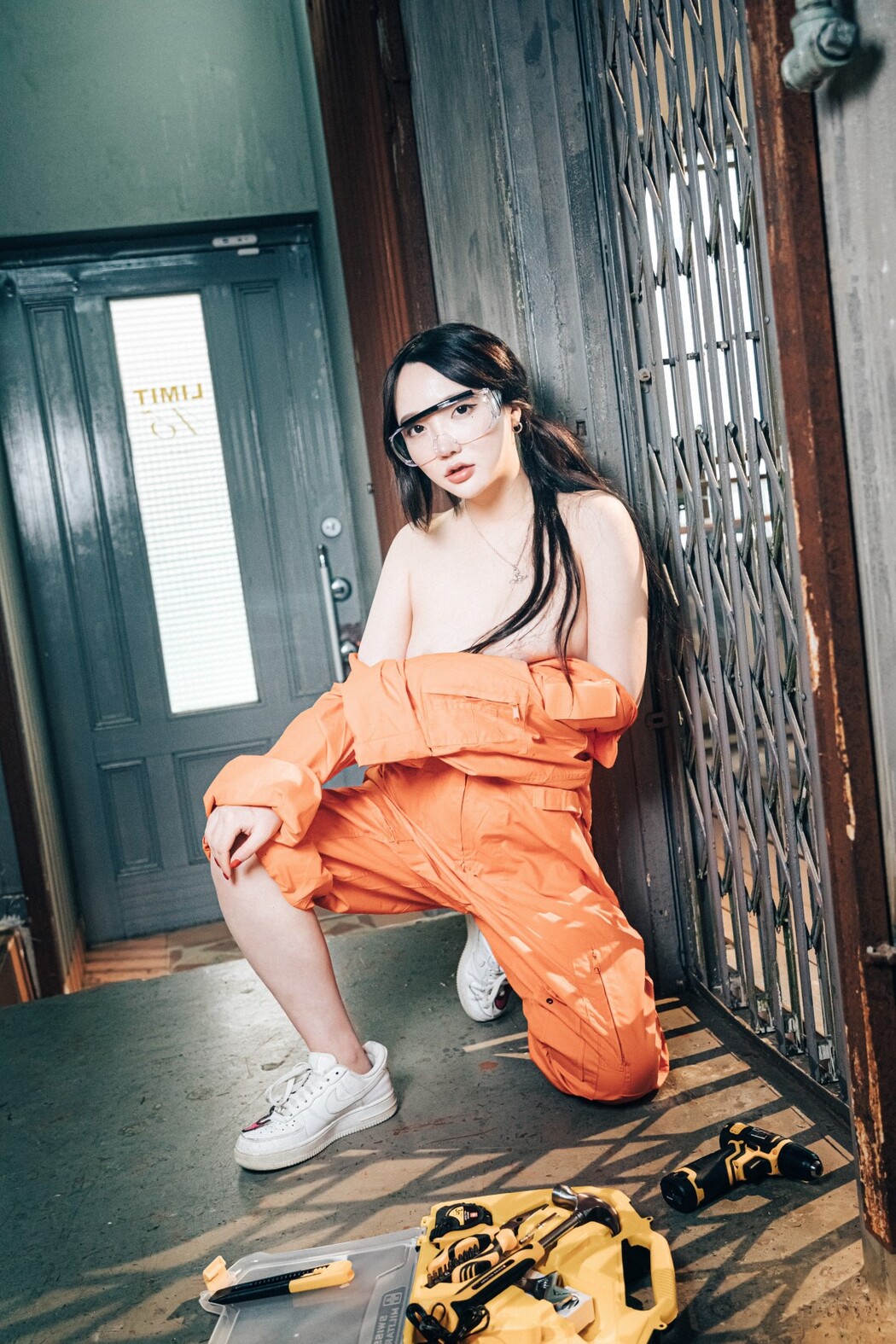 Loozy Son Ye-Eun 손예은 – Where Are My Tools