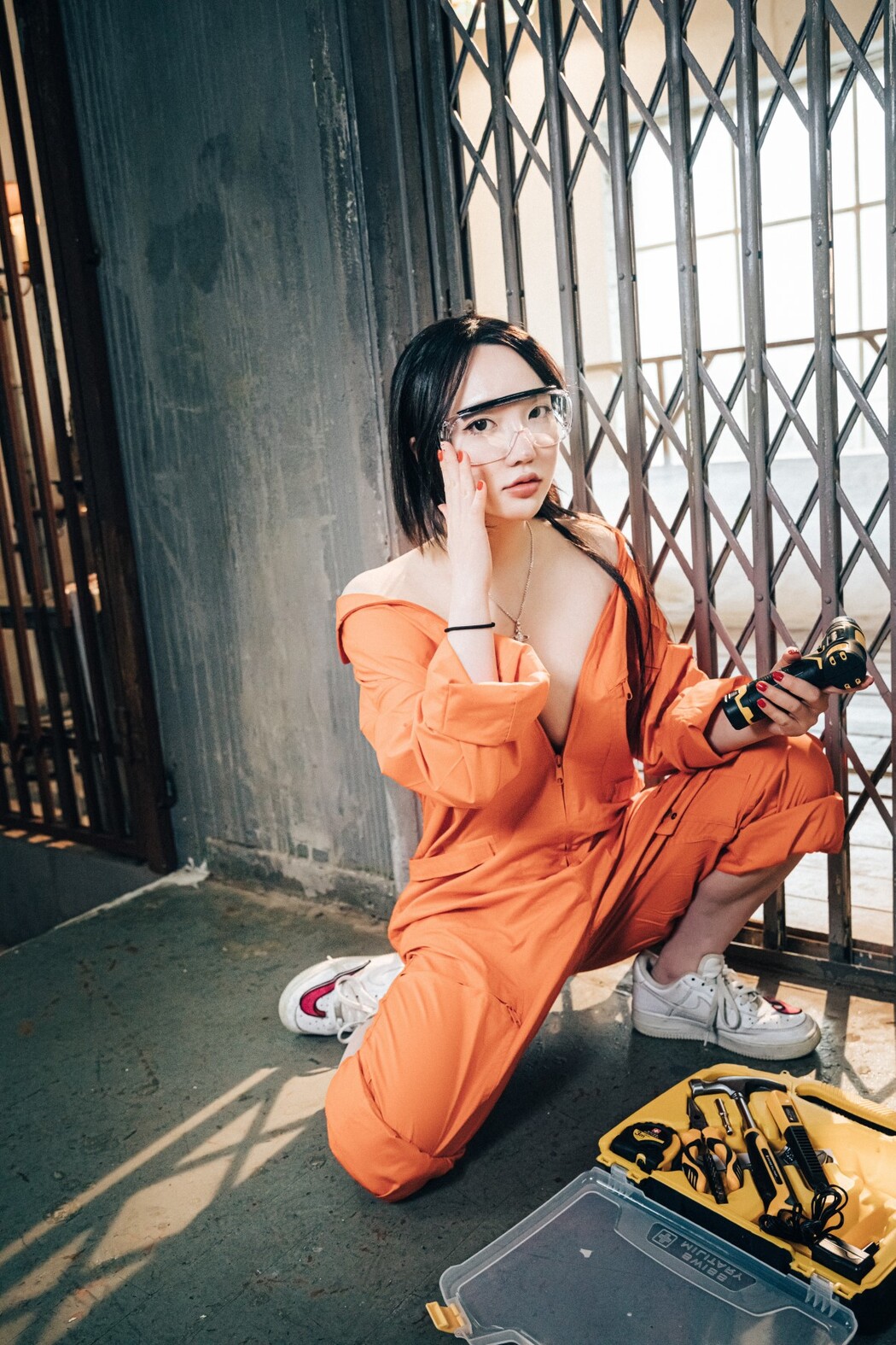 Loozy Son Ye-Eun 손예은 – Where Are My Tools