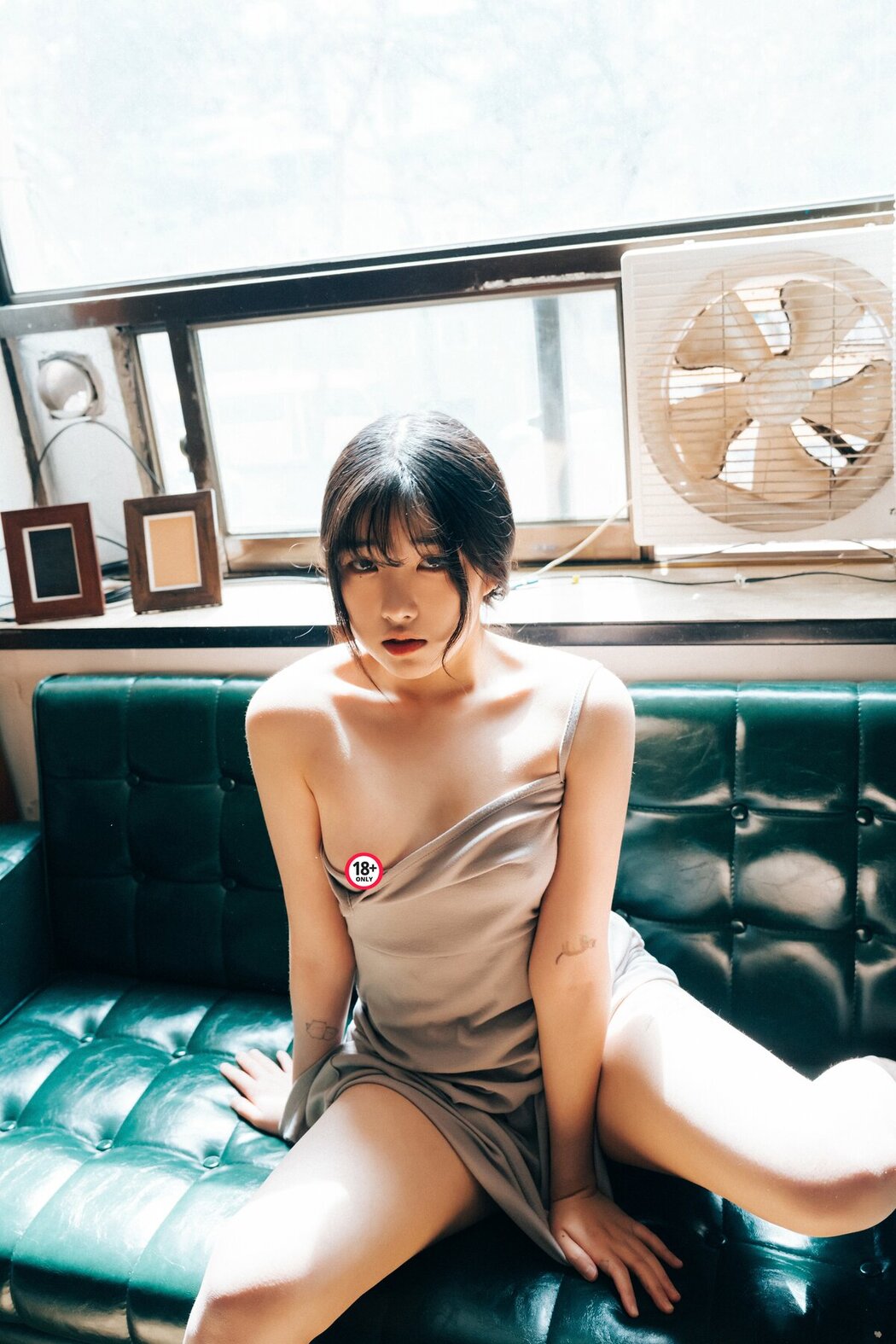 Loozy Sonson 손손 – Comic Shop Girl S.Ver B