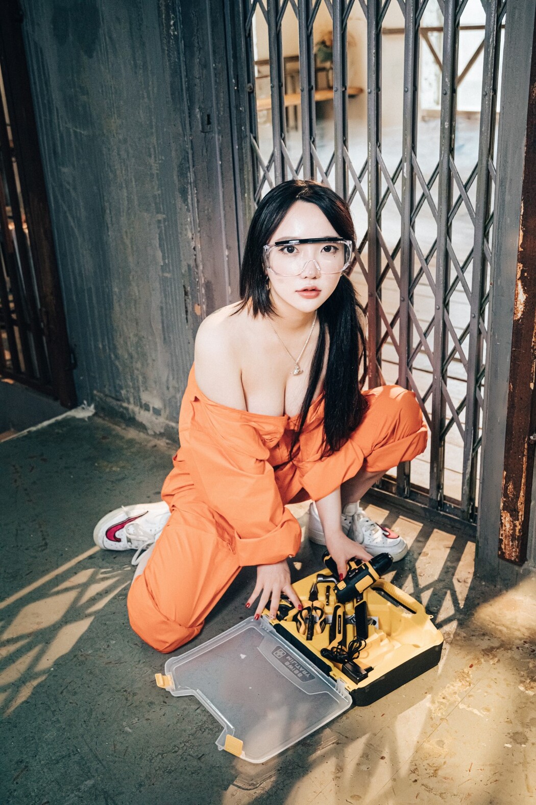 Loozy Son Ye-Eun 손예은 – Where Are My Tools