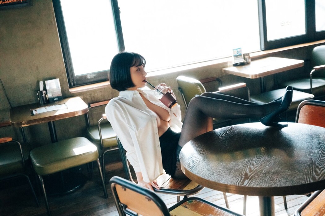 Loozy Son Ye-Eun 손예은 – Tainted Love Bar