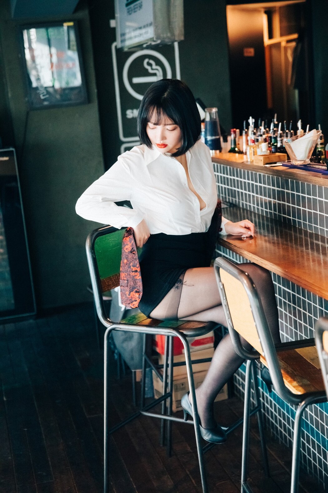 Loozy Son Ye-Eun 손예은 – Tainted Love Bar