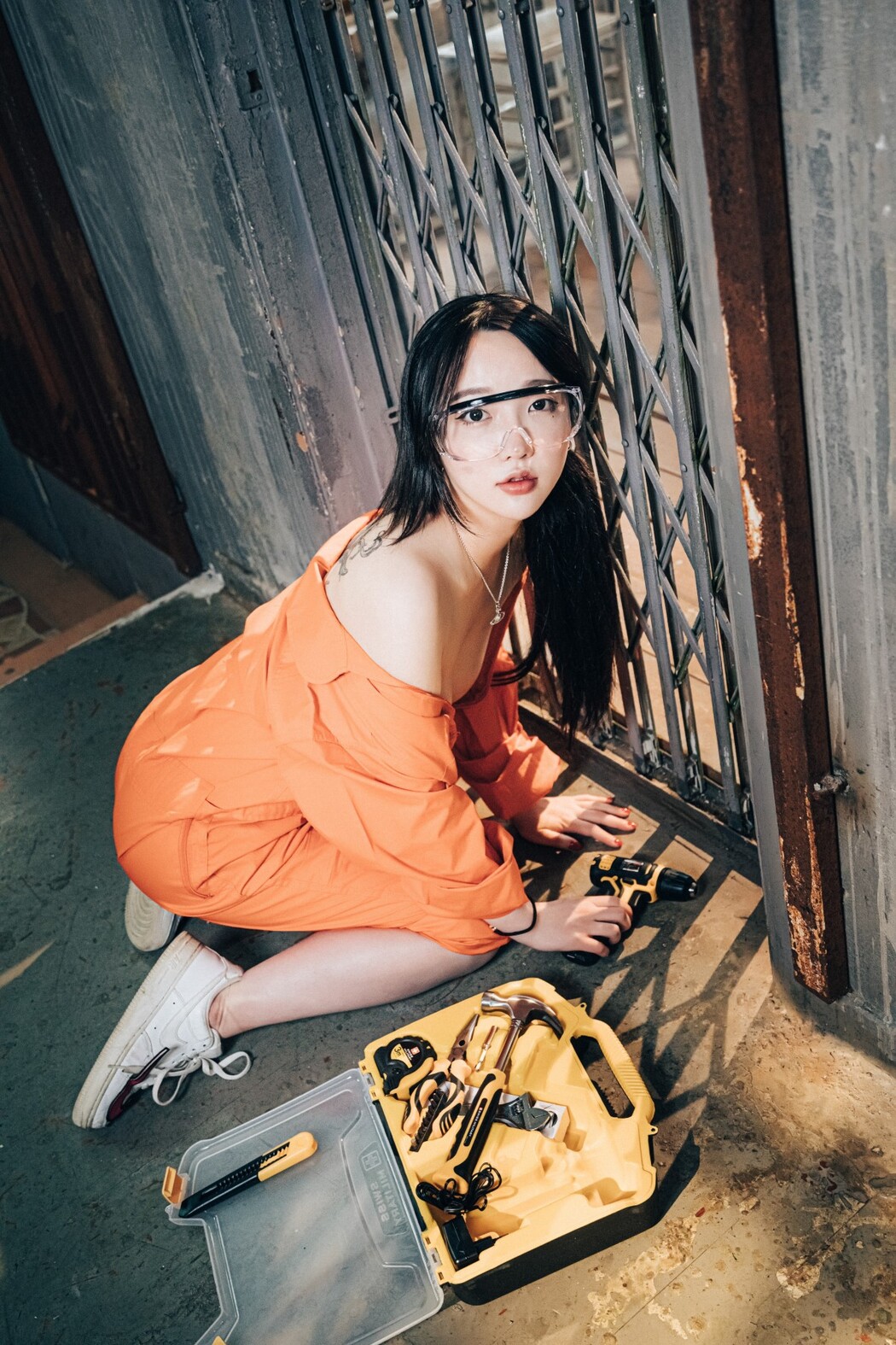 Loozy Son Ye-Eun 손예은 – Where Are My Tools