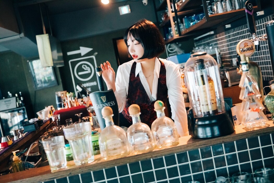 Loozy Son Ye-Eun 손예은 – Tainted Love Bar