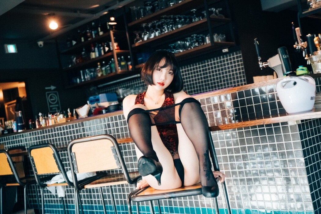 Loozy Son Ye-Eun 손예은 – Tainted Love Bar