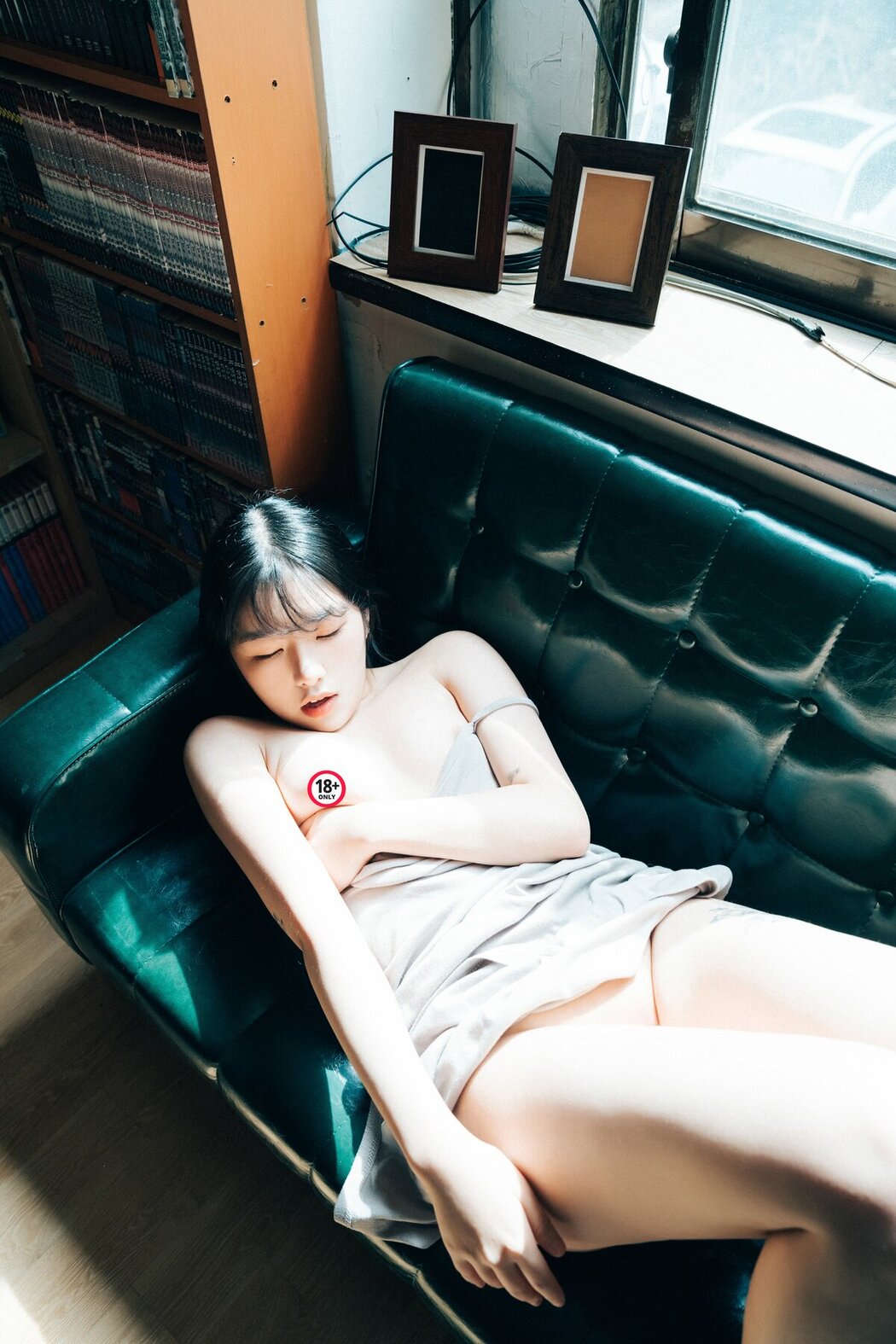 Loozy Sonson 손손 – Comic Shop Girl S.Ver B