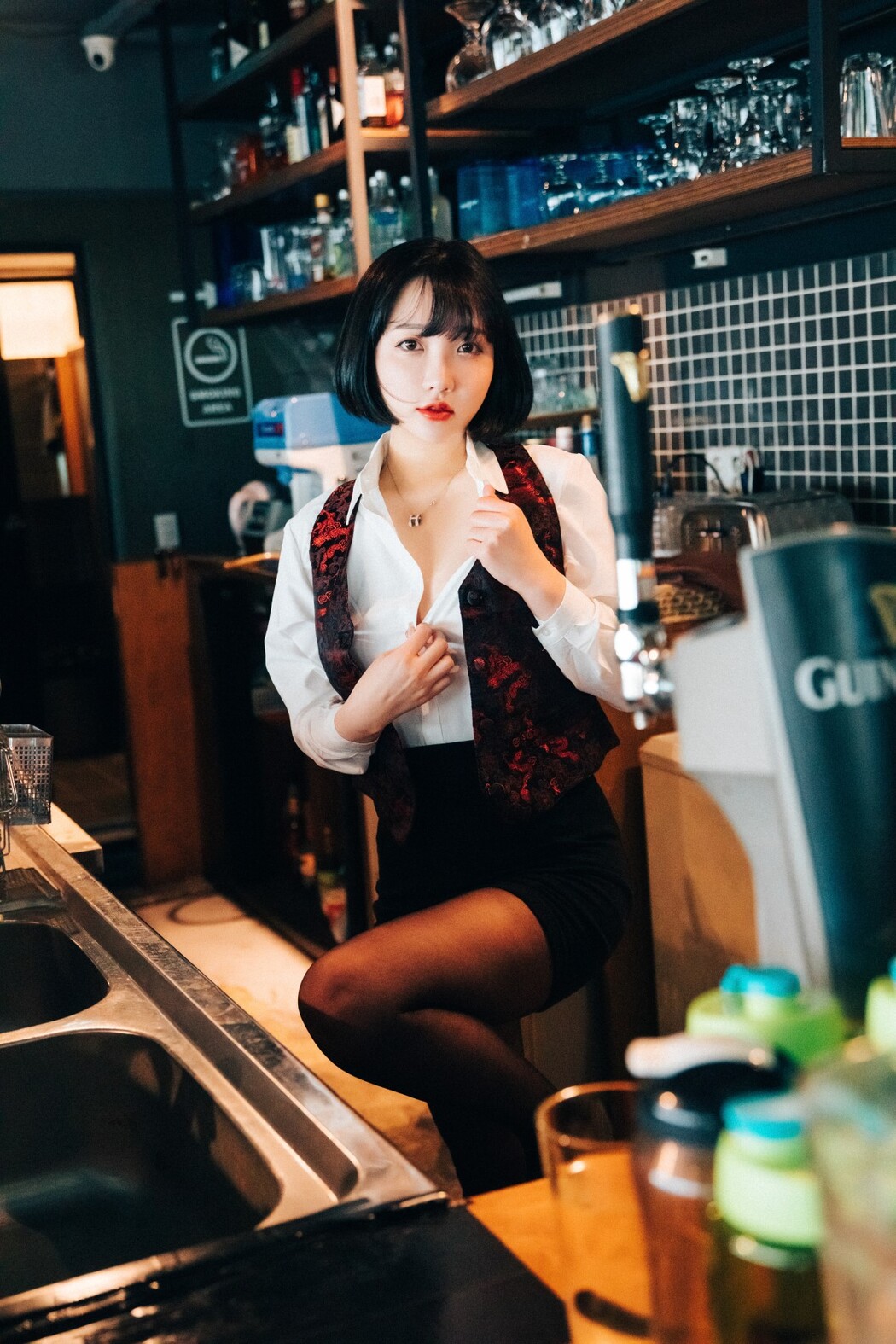 Loozy Son Ye-Eun 손예은 – Tainted Love Bar