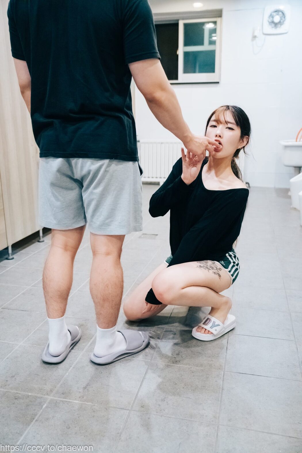 Loozy SonSon 손손 – Public Toilet B