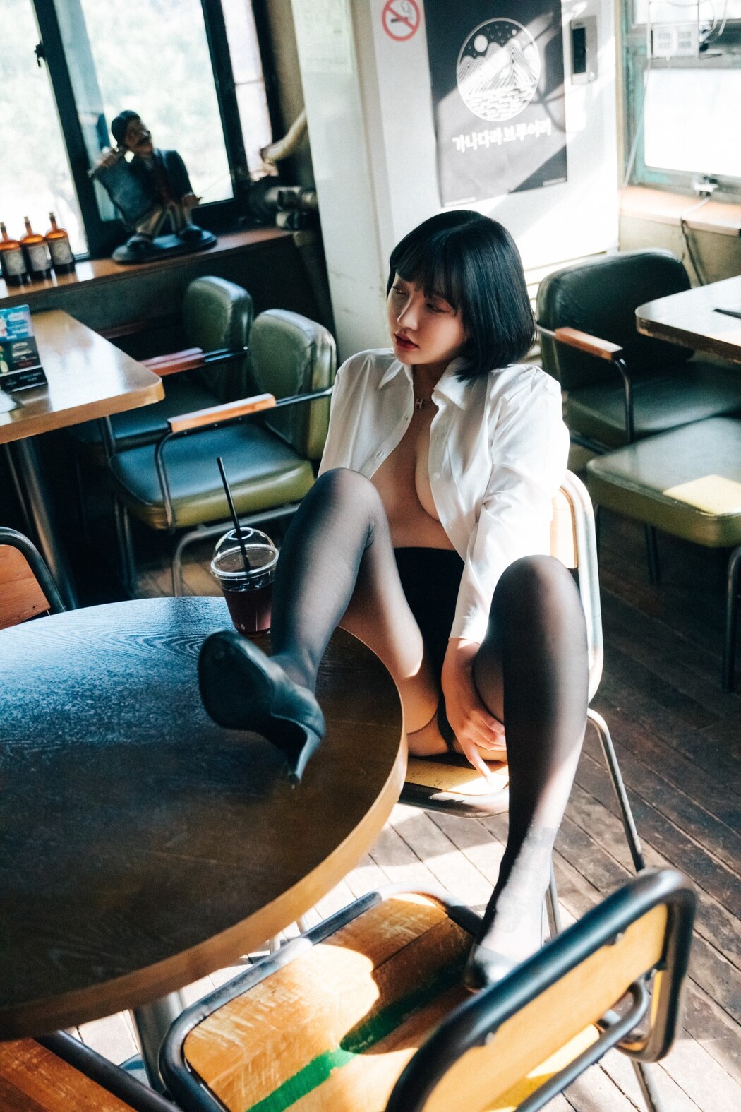 Loozy Son Ye-Eun 손예은 – Tainted Love Bar