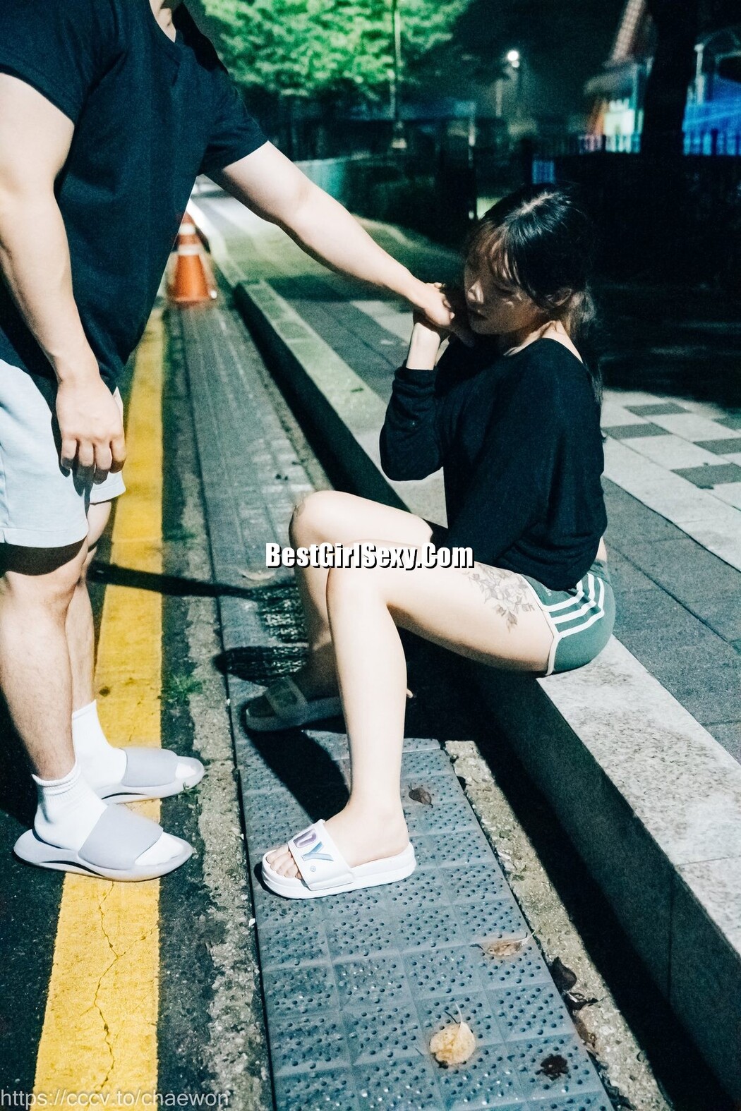 Loozy SonSon 손손 – Public Toilet A