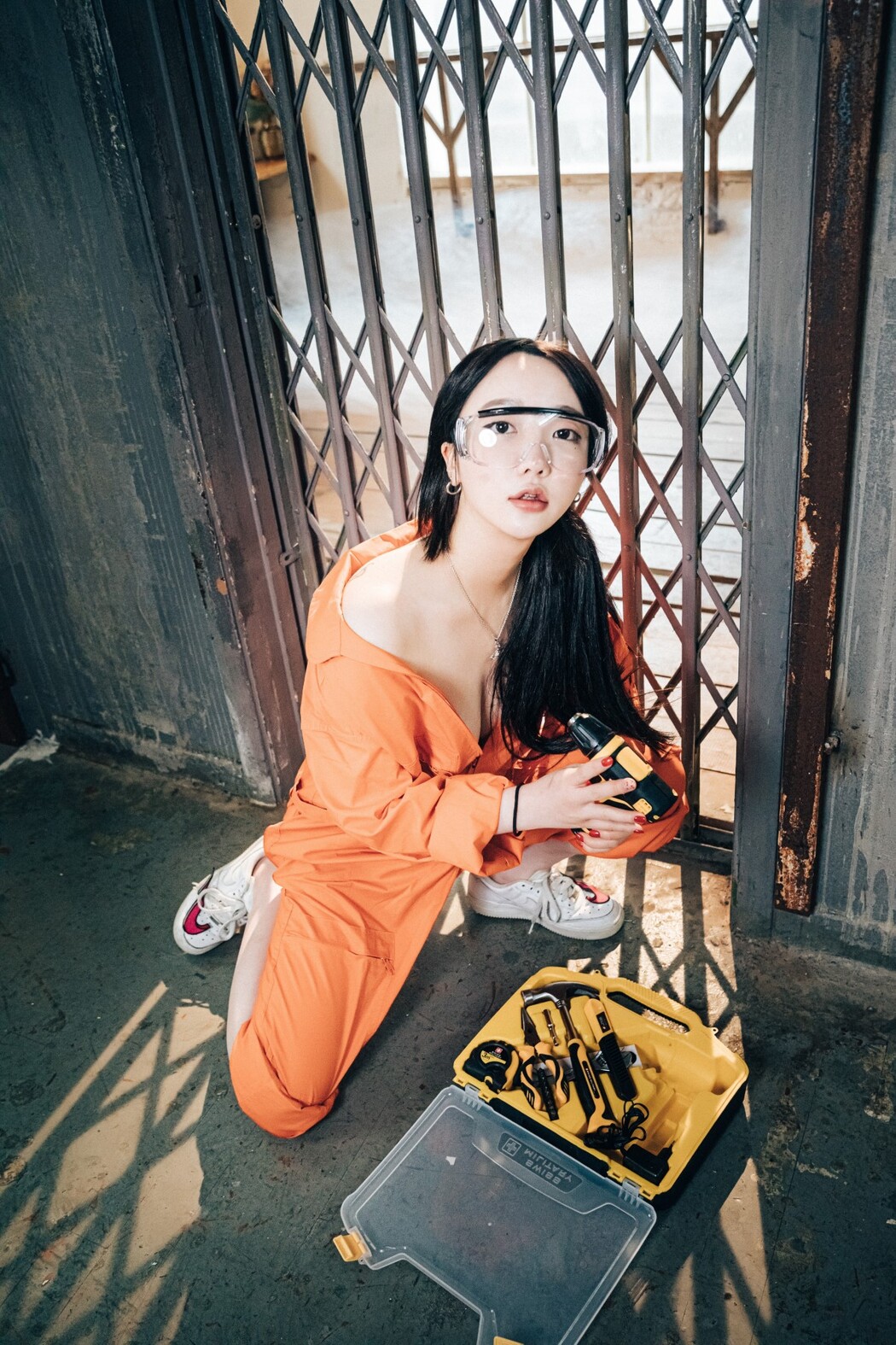 Loozy Son Ye-Eun 손예은 – Where Are My Tools