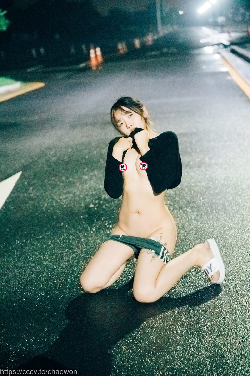 Loozy SonSon 손손 – Public Toilet B