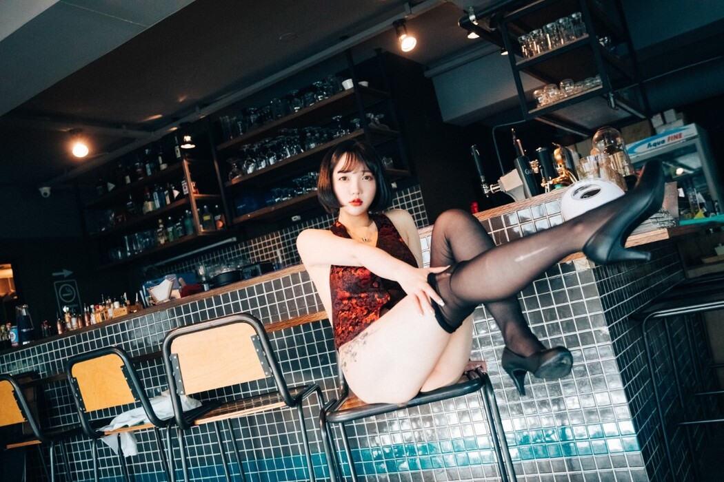 Loozy Son Ye-Eun 손예은 – Tainted Love Bar