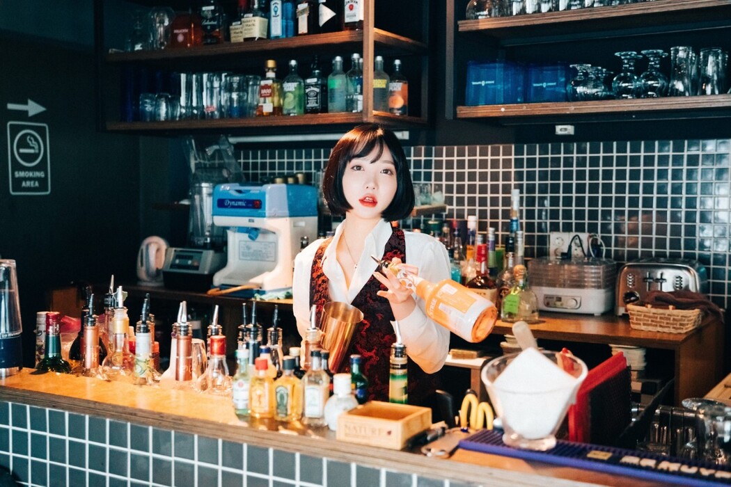 Loozy Son Ye-Eun 손예은 – Tainted Love Bar