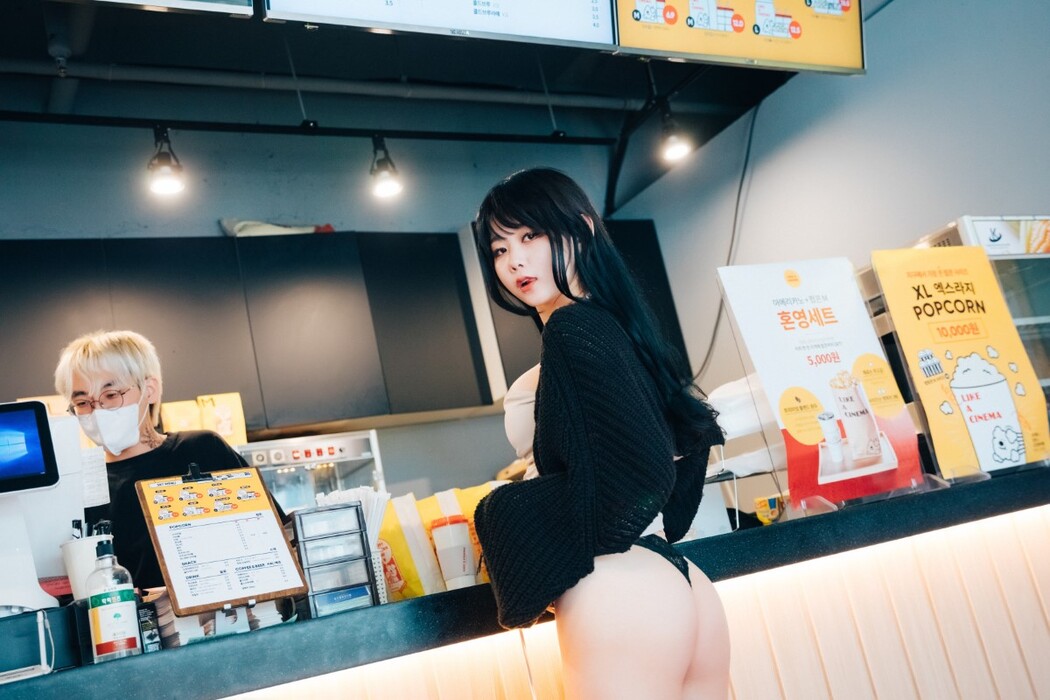 Loozy Zia 지아 – XXX In The Theater