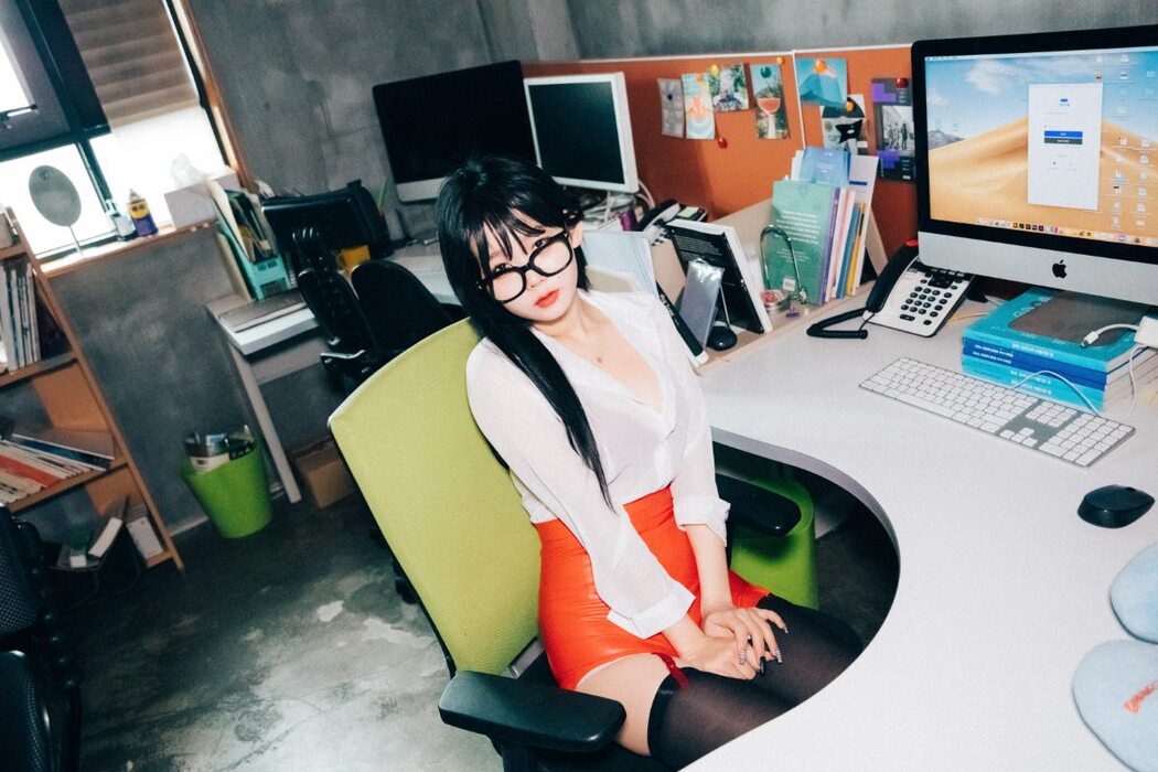 Loozy Zia 지아 – Office slave A