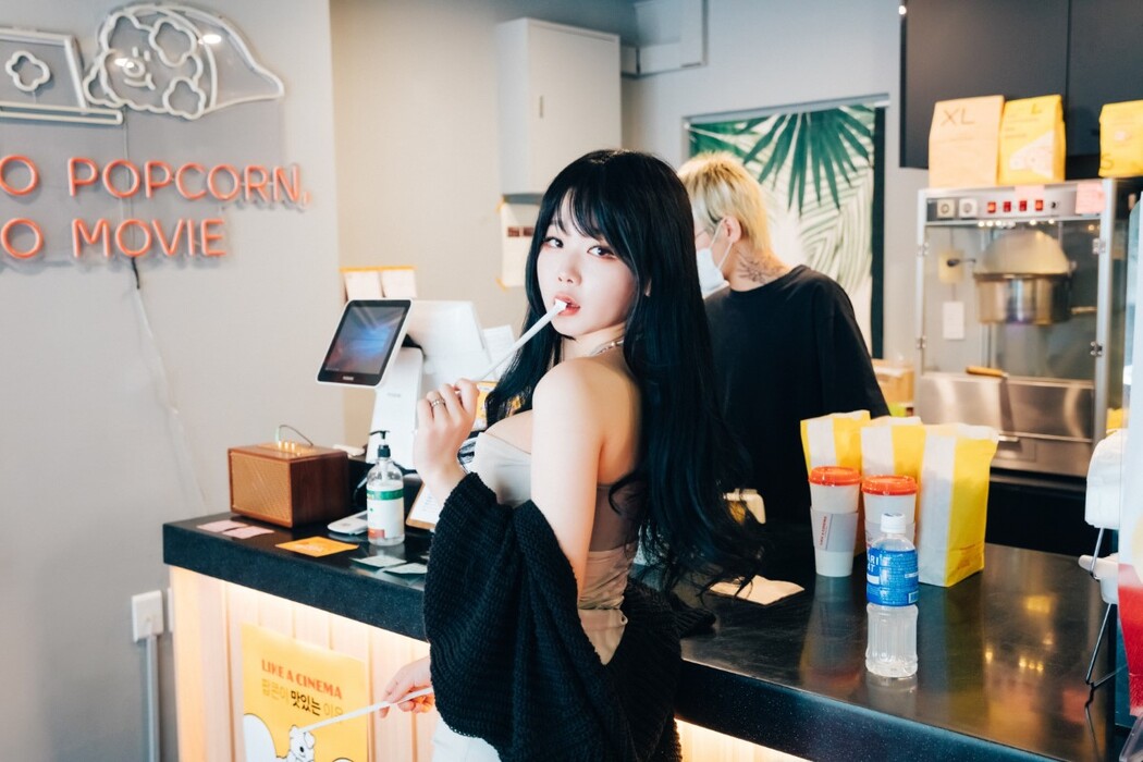 Loozy Zia 지아 – XXX In The Theater