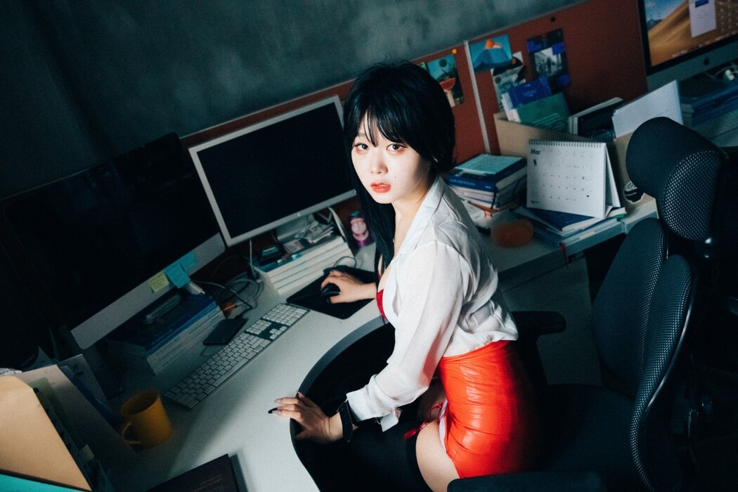 Loozy Zia 지아 – Office slave B