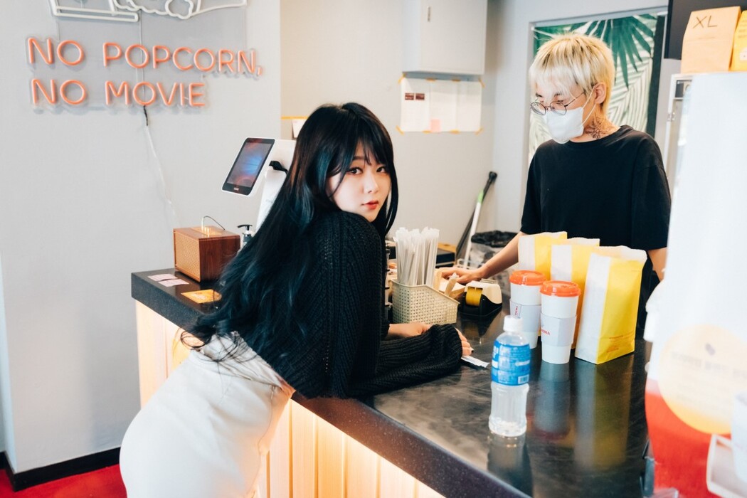 Loozy Zia 지아 – XXX In The Theater