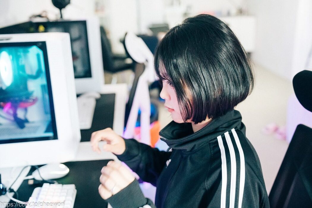 Loozy Zia 지아 – PC Room With SP A