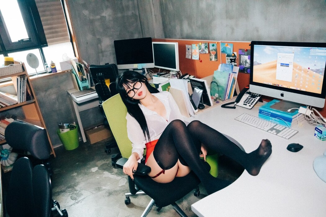 Loozy Zia 지아 – Office slave B
