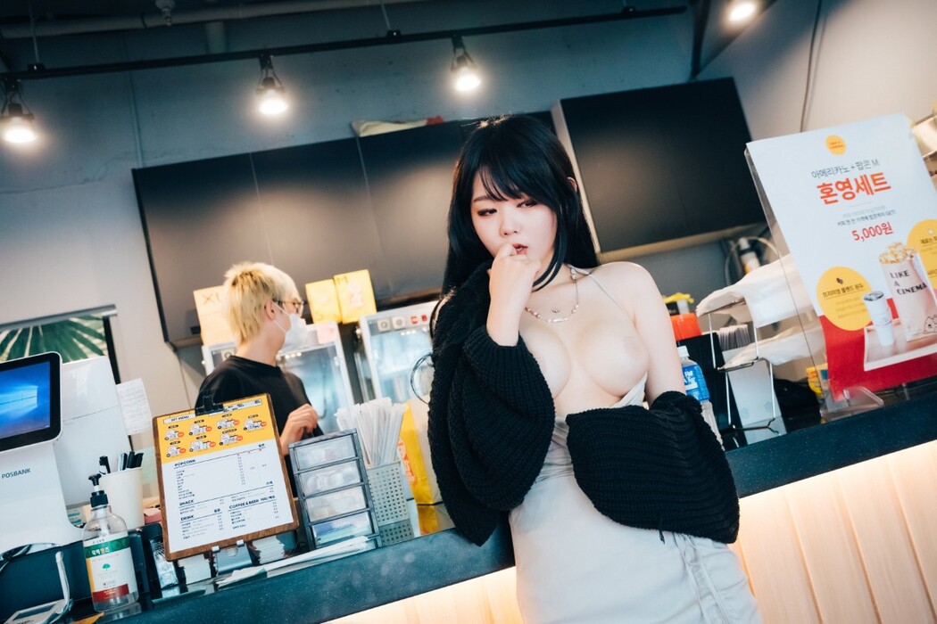 Loozy Zia 지아 – XXX In The Theater