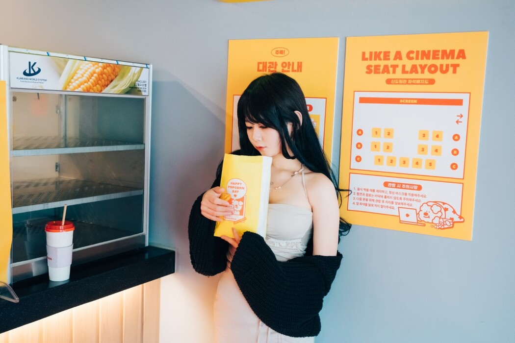 Loozy Zia 지아 – XXX In The Theater