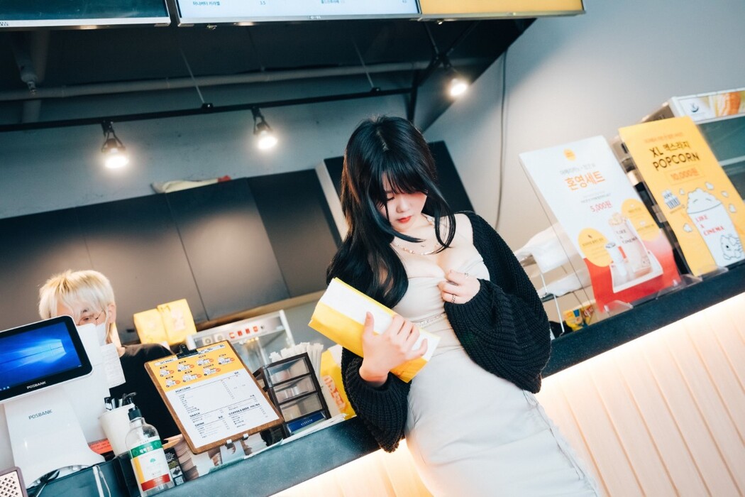 Loozy Zia 지아 – XXX In The Theater