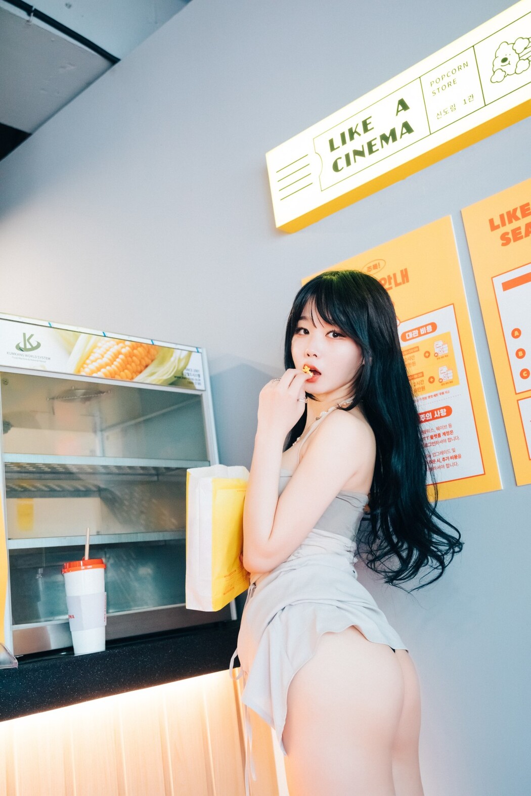Loozy Zia 지아 – XXX In The Theater