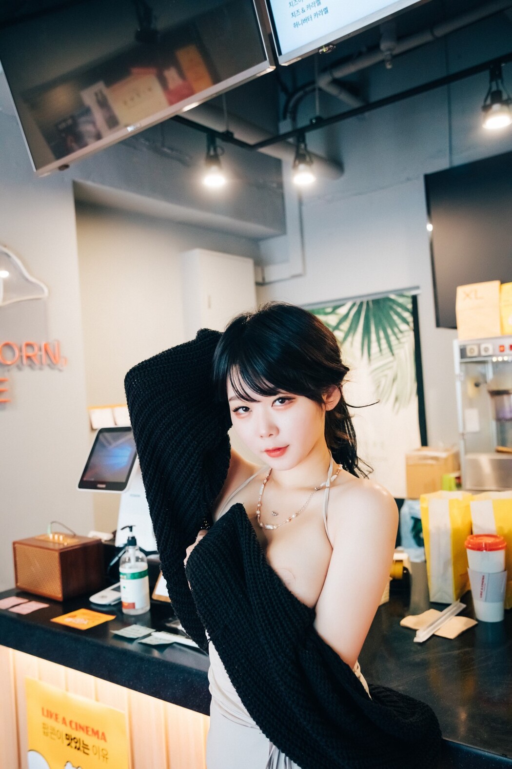 Loozy Zia 지아 – XXX In The Theater