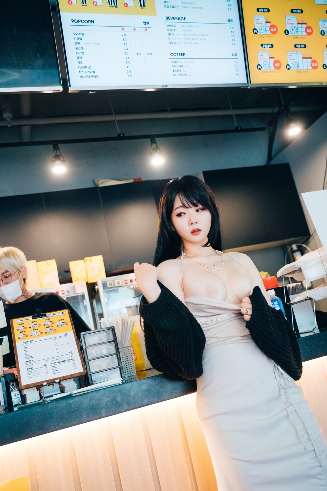 Loozy Zia 지아 – XXX In The Theater