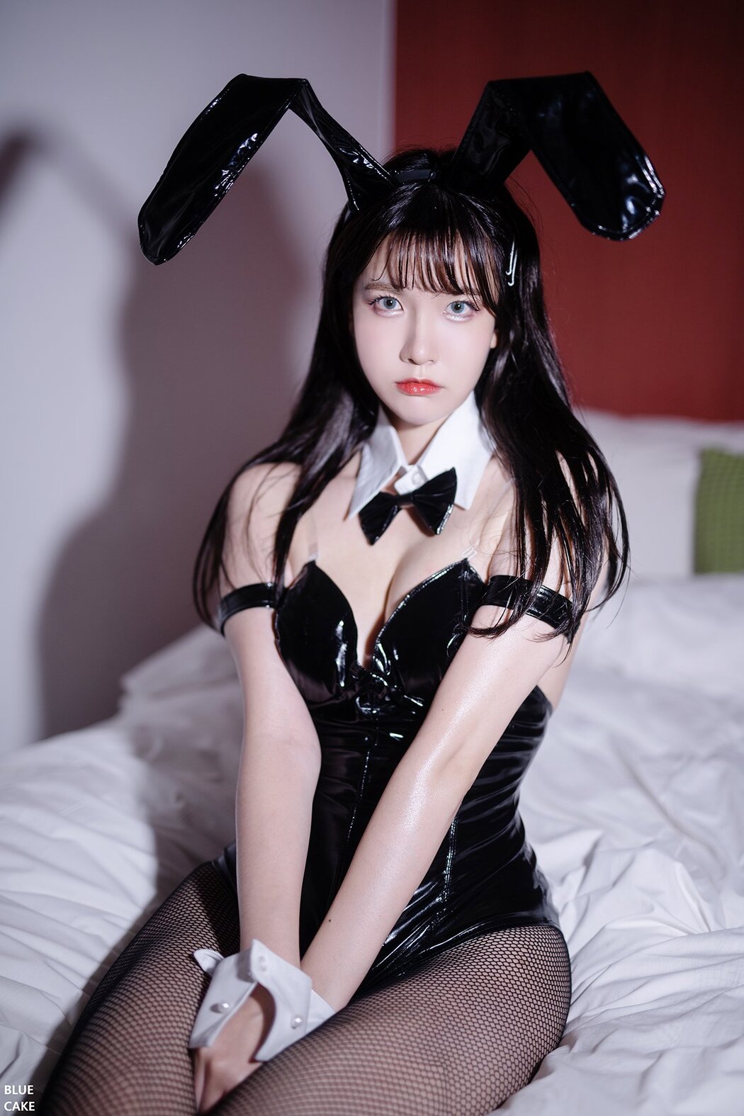 BLUECAKE Ahrin White Black Bunny B Cover Photo