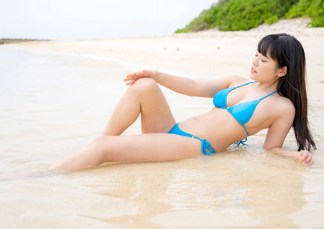 Young Champion Photobook Umi Shinonome 東雲うみ – Really Provocation