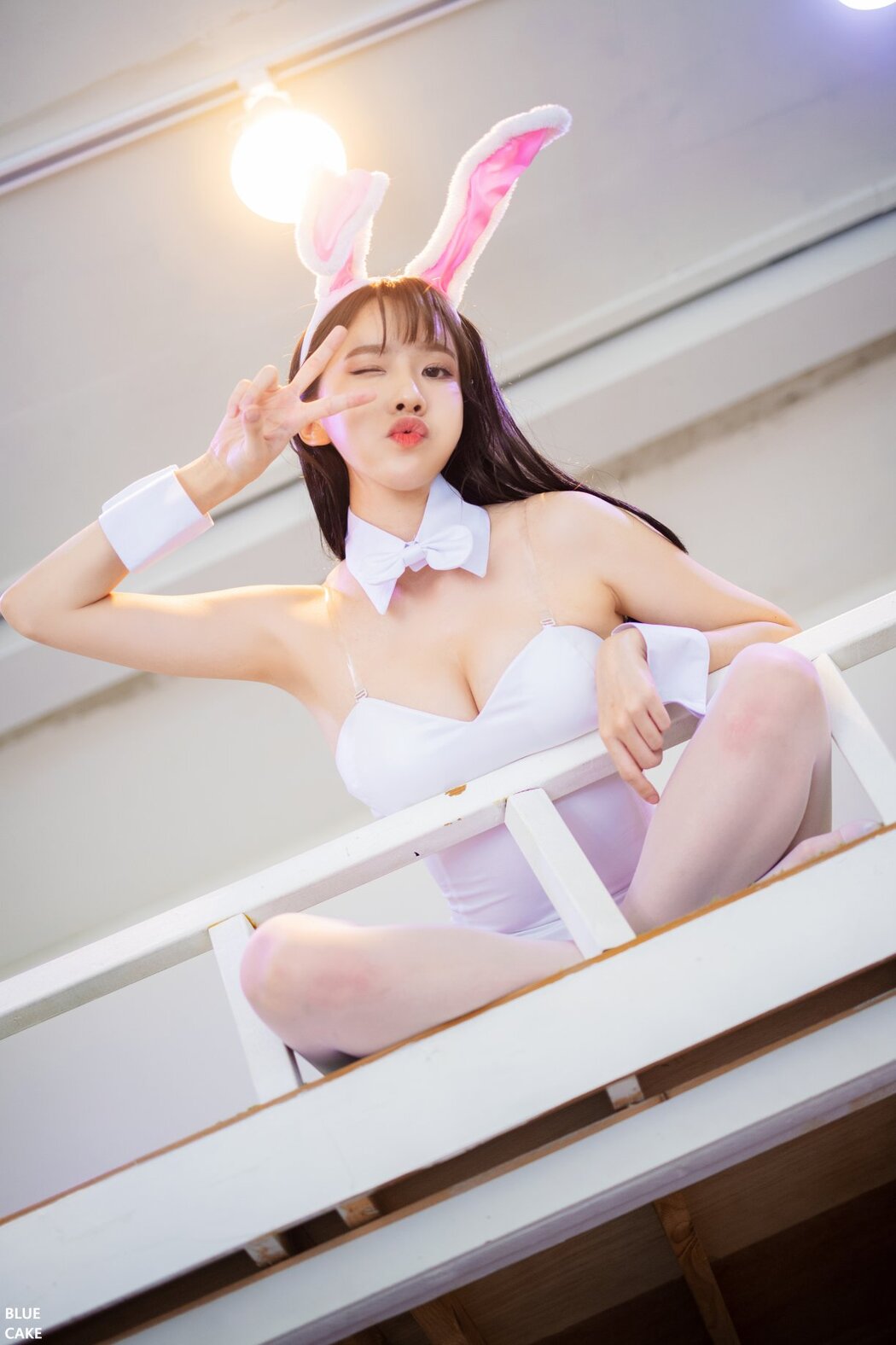 BLUECAKE Ahrin White Black Bunny A