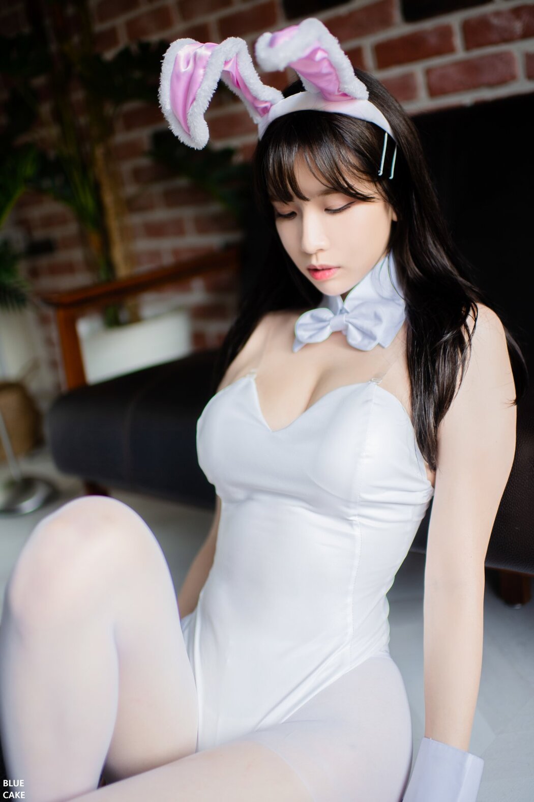 BLUECAKE Ahrin White Black Bunny A
