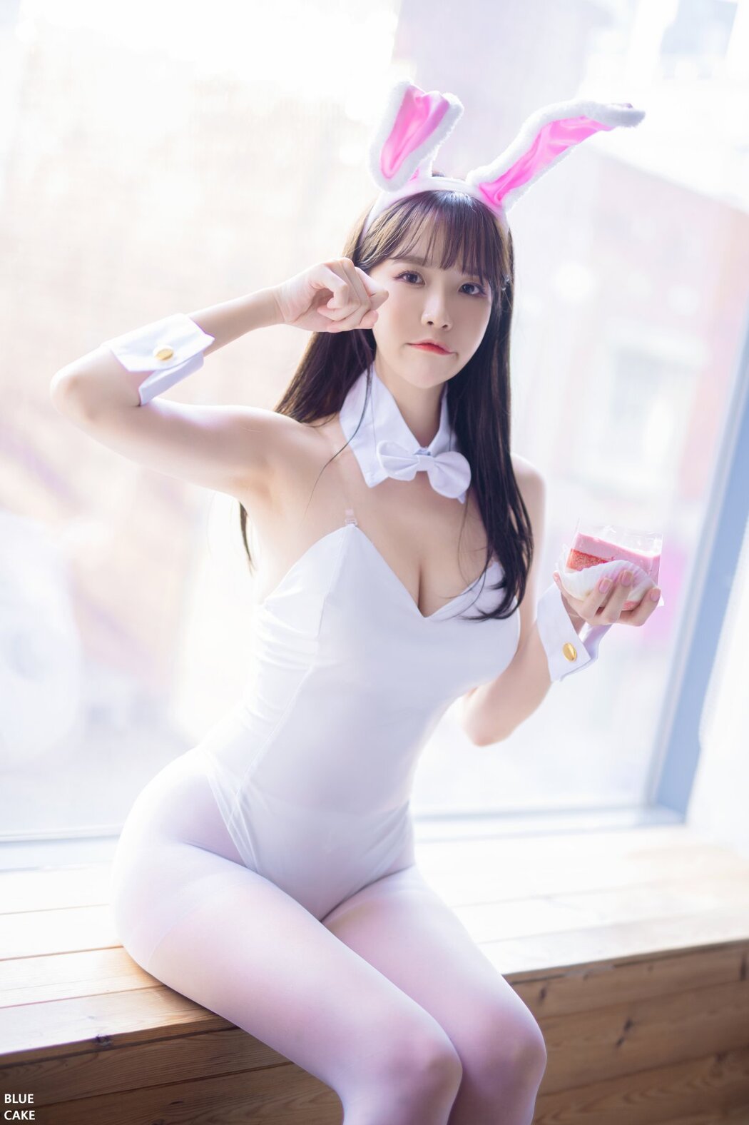 BLUECAKE Ahrin White Black Bunny A