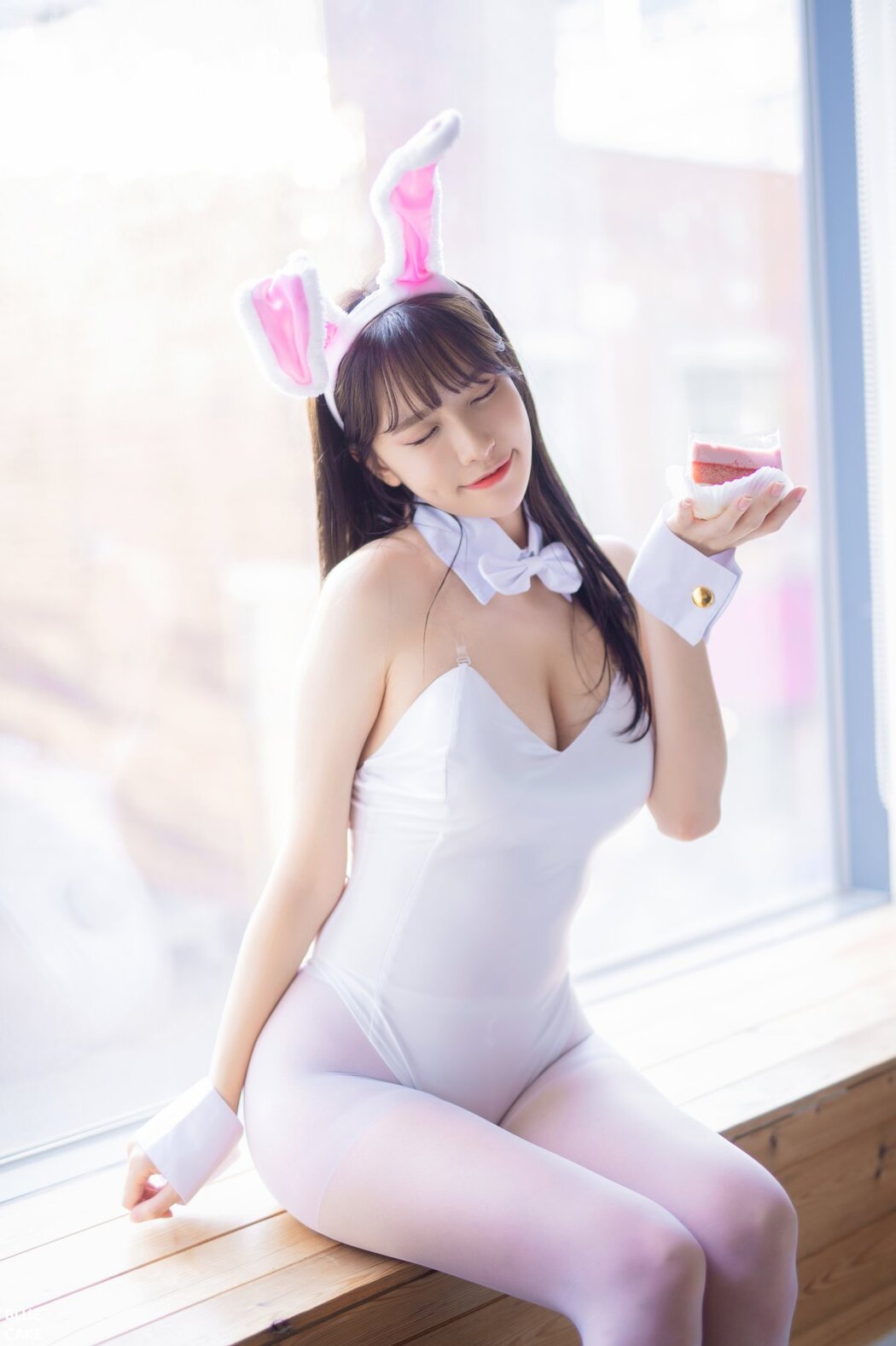 BLUECAKE Ahrin White Black Bunny A