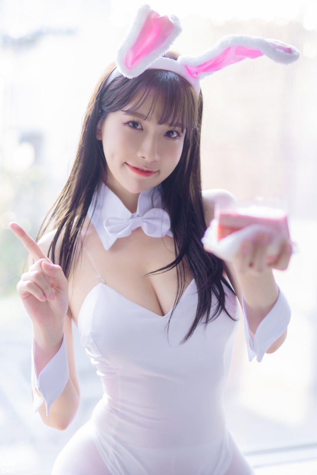 BLUECAKE Ahrin White Black Bunny A