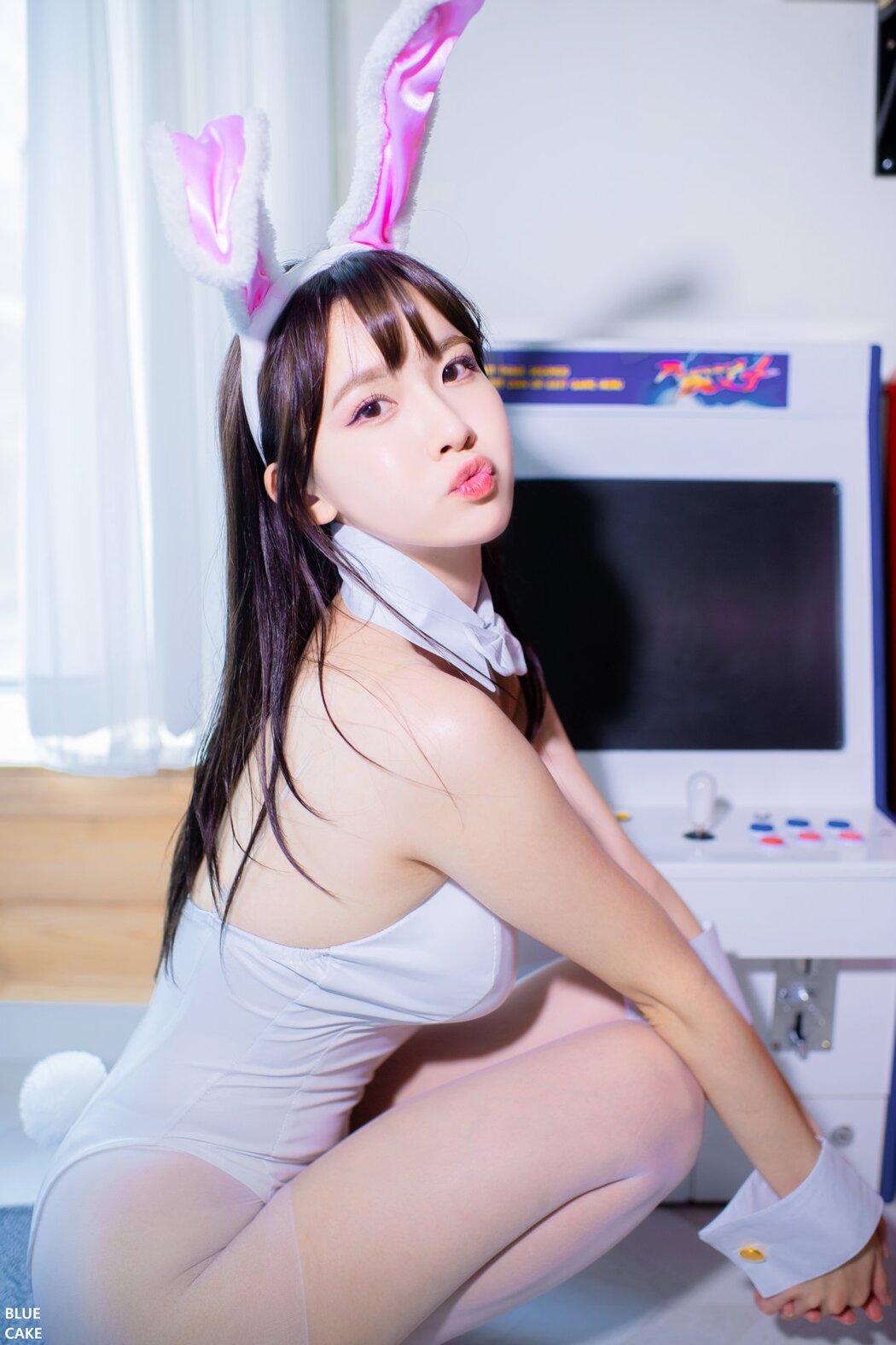 BLUECAKE Ahrin White Black Bunny A
