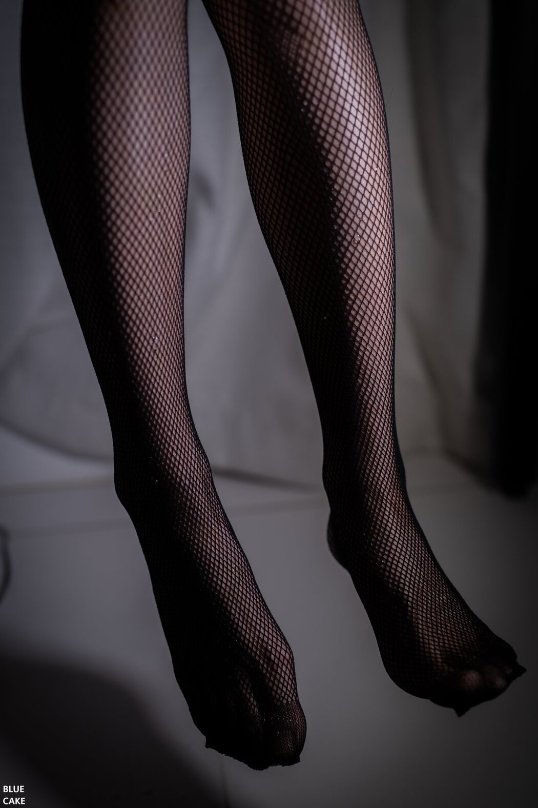 BLUECAKE Ahrin White Black Bunny B