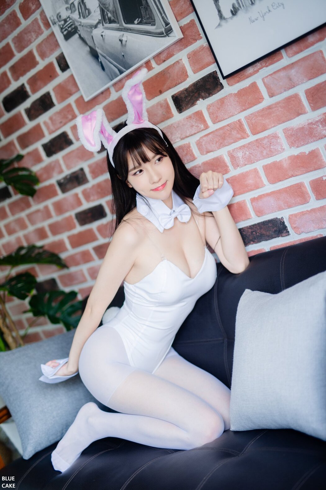 BLUECAKE Ahrin White Black Bunny A