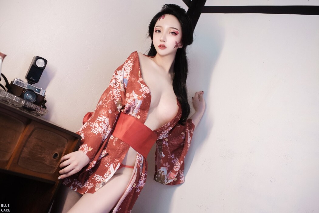BlueCake Son Ye-Eun 손예은 – Red Oni