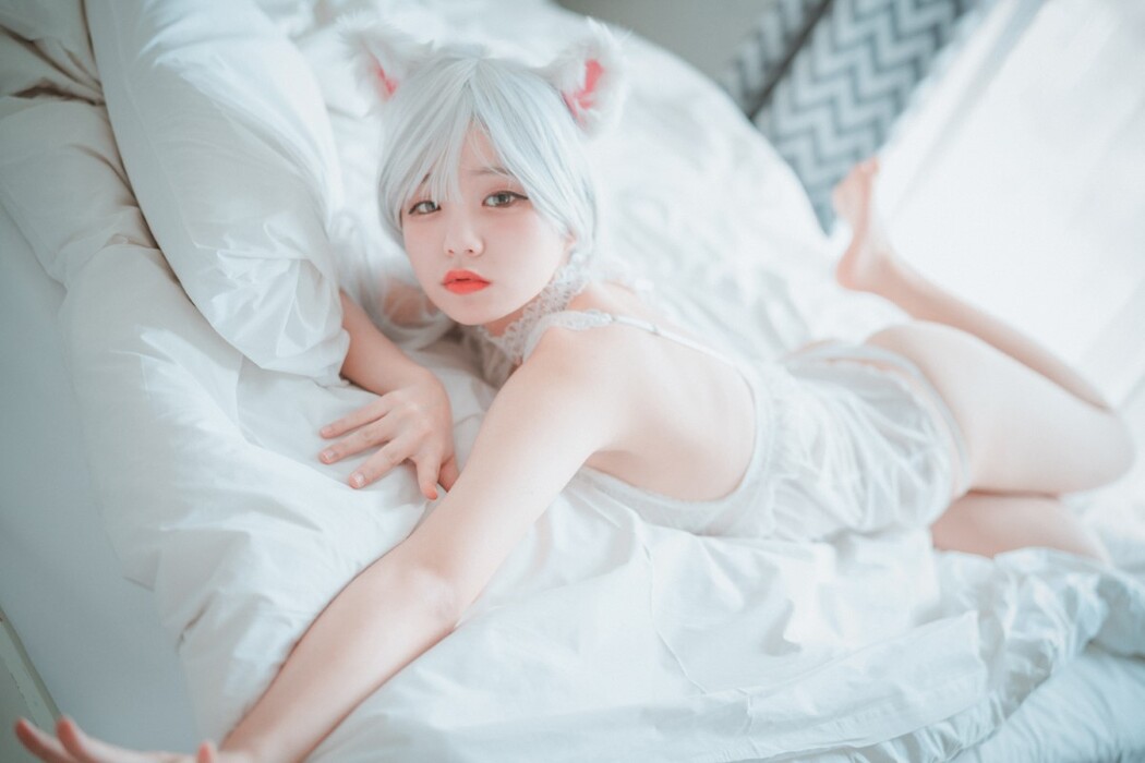 DJAWA Jeong Jenny 정제니 – Schwarz Uund Wei Katzenmadchen