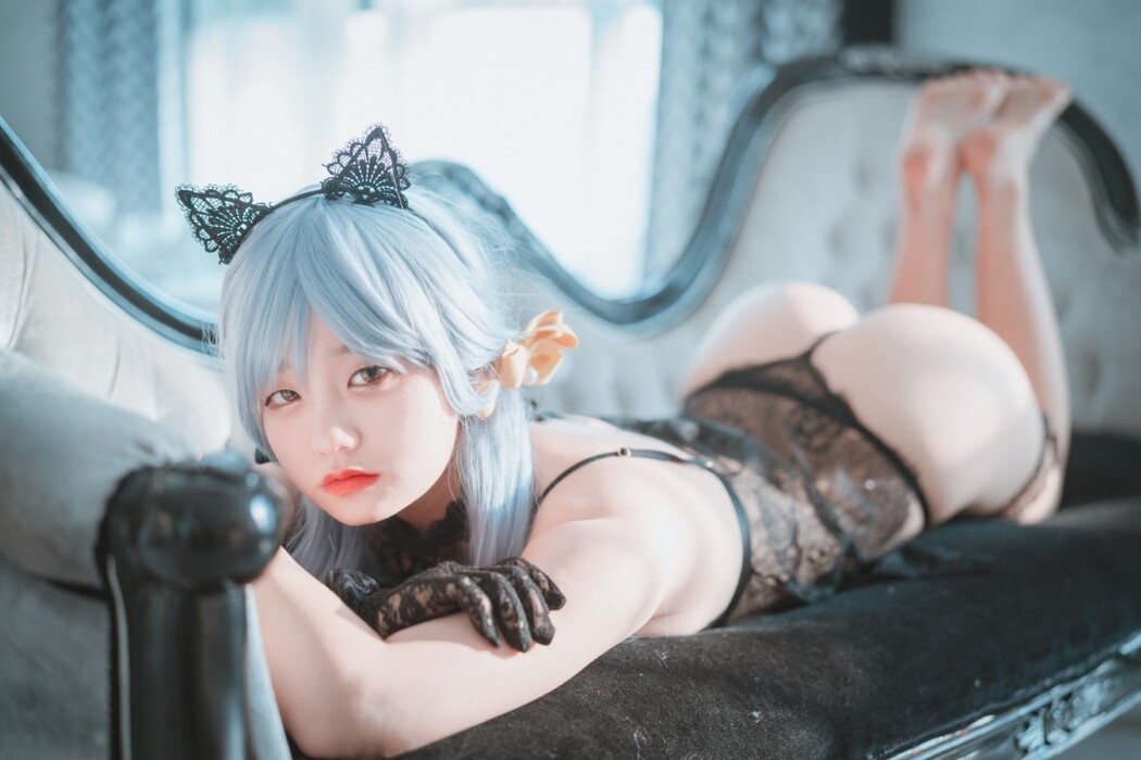 DJAWA Jeong Jenny 정제니 – Schwarz Uund Wei Katzenmadchen