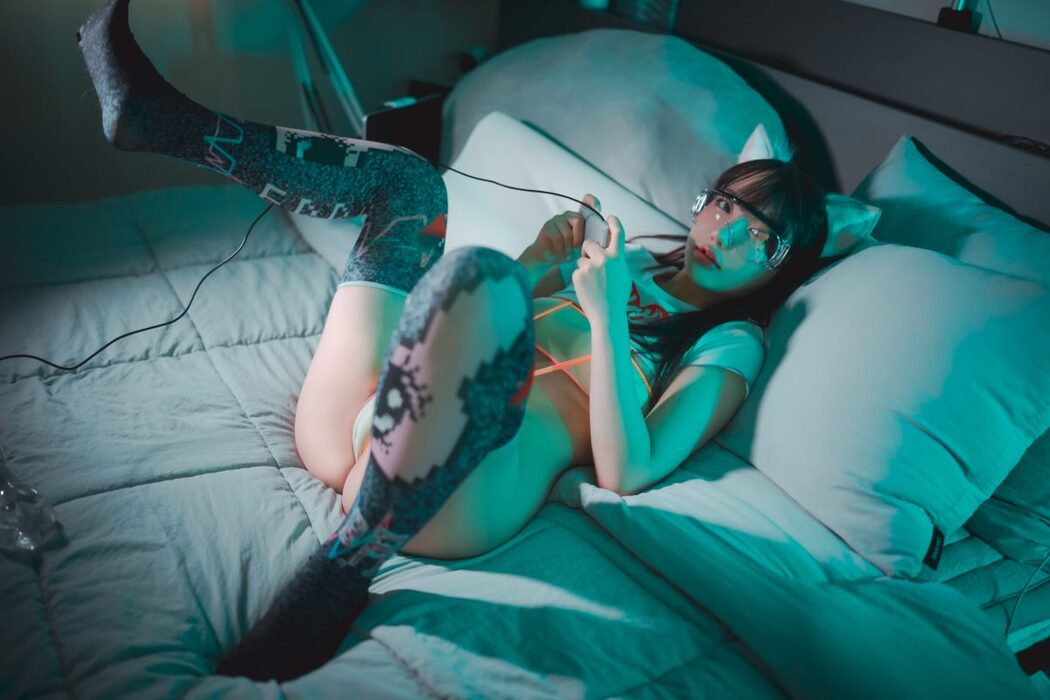 DJAWA Son Ye-Eun 손예은 Retro Gaming Girl
