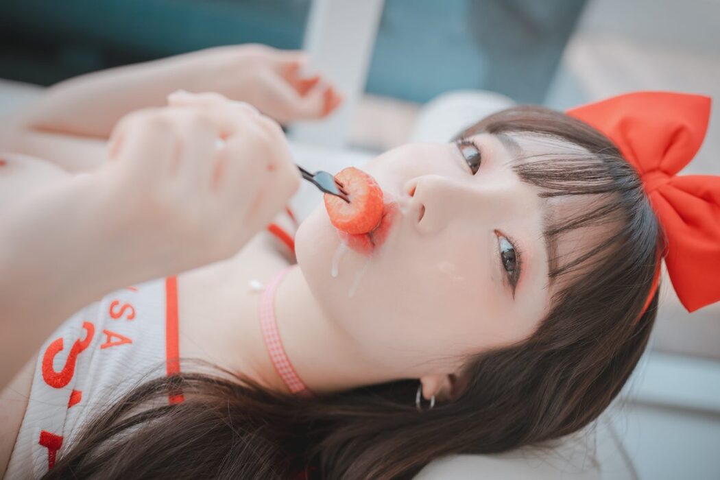 DJAWA Son Ye-Eun 손예은 Strawbeery Girl
