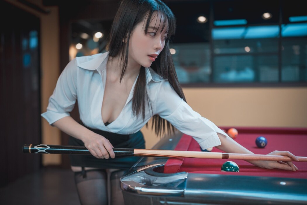 DJAWA ZziZzi – Billiards Girl Office Look