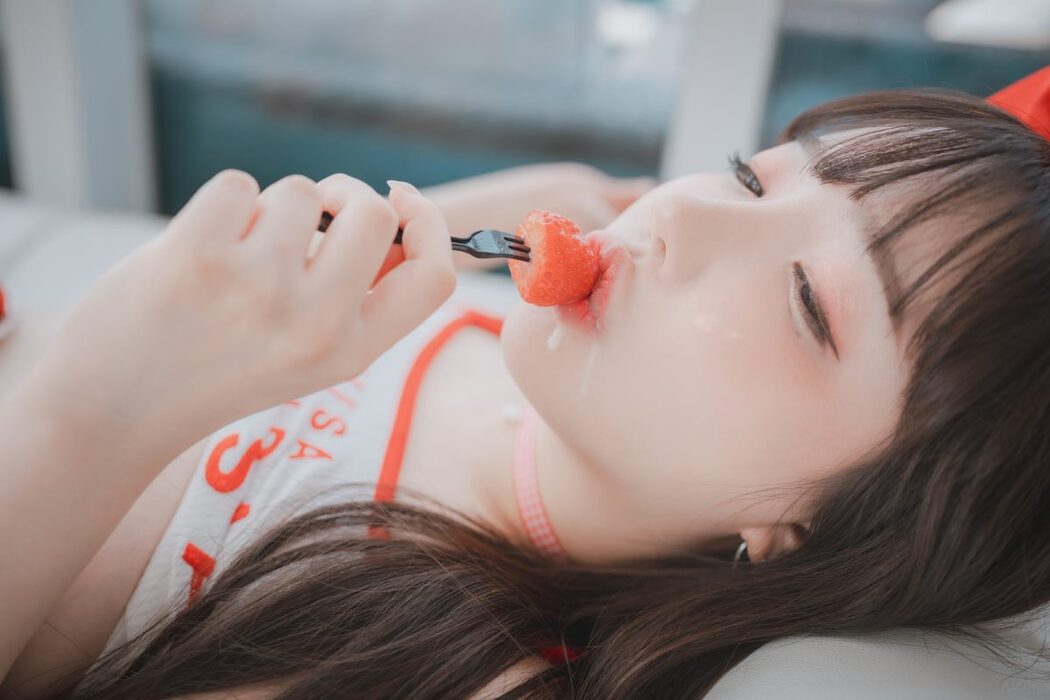 DJAWA Son Ye-Eun 손예은 Strawbeery Girl
