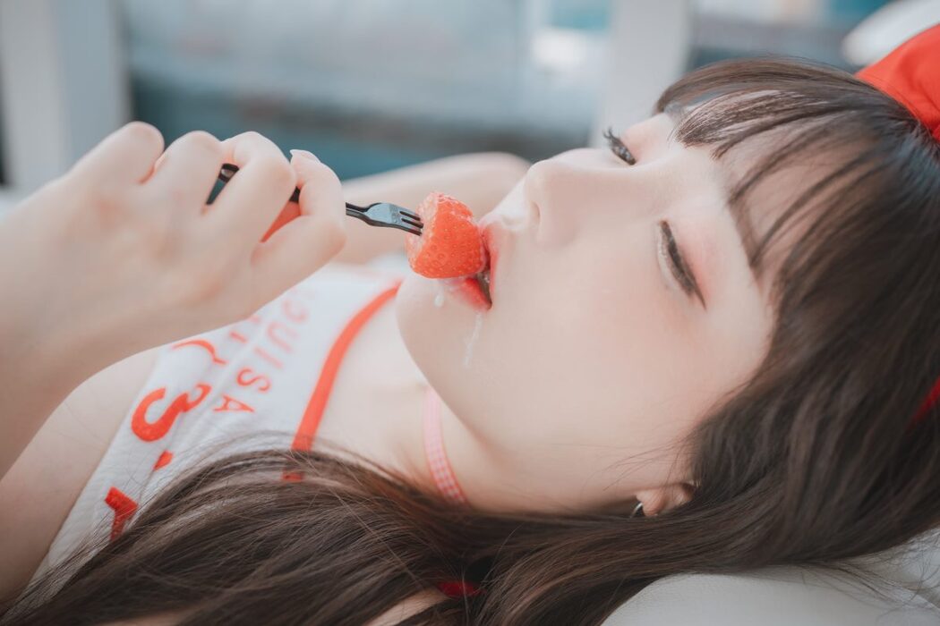 DJAWA Son Ye-Eun 손예은 Strawbeery Girl